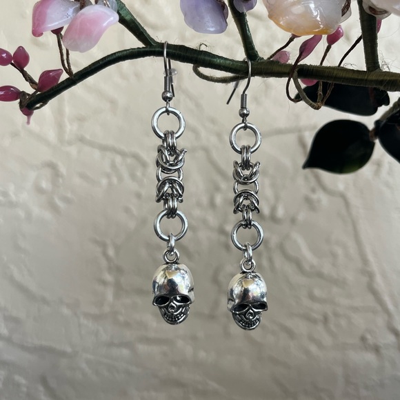 Handmade maille skull dangly stainless steel post earrings boho goth punk silver - Picture 10 of 13